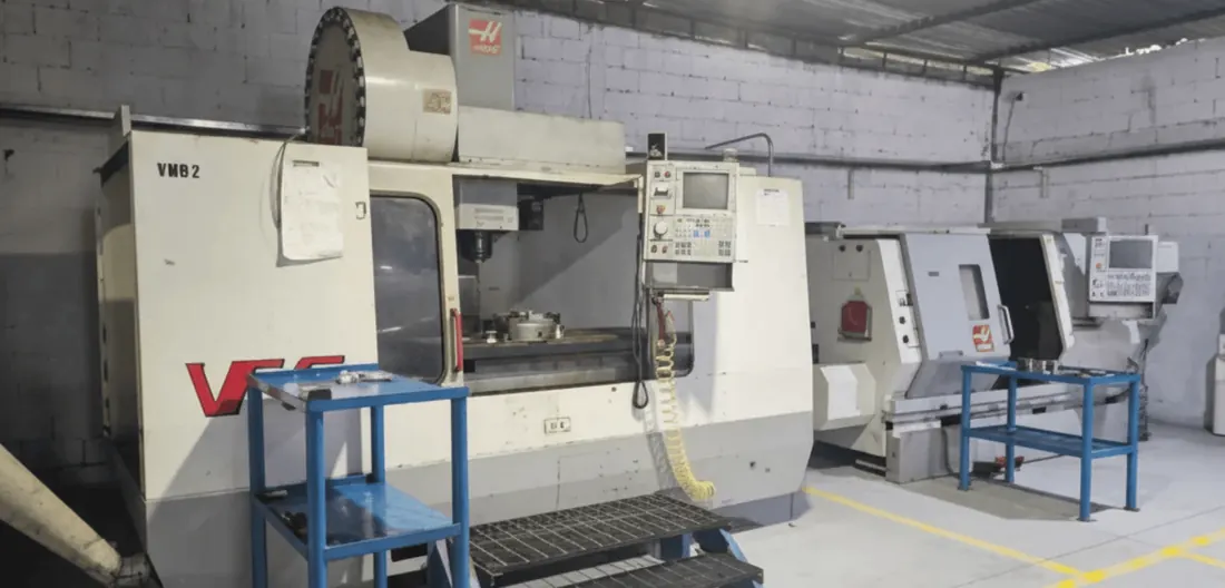CNC machining center with its control screen in the ProCONECT workshop