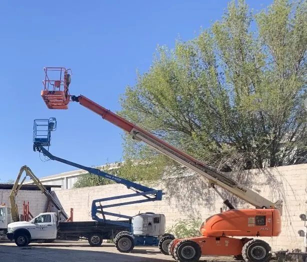 Plataformas articuladas de ProCONECT, una naranja y una azul, extendidas en el patio del taller