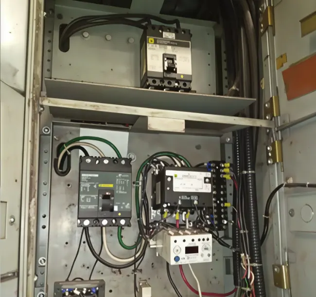 Interior de un tablero eléctrico industrial con interruptores, contactores y cableado
