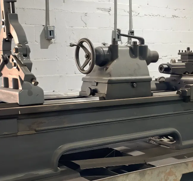 Torno industrial de gran formato en el taller de ProCONECT